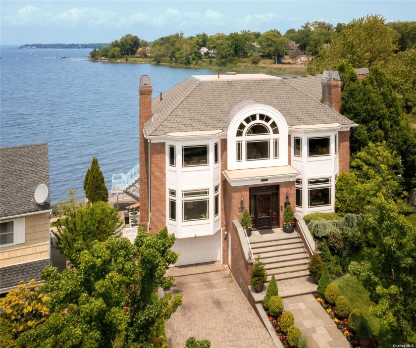 This spectacular home was built to the highest standards. The - Beach Home for sale in Douglaston, New York on Beachhouse.com