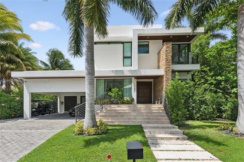 Welcome to 762 Fernwood Rd, a stunning oasis in Key Biscayne - Beach Home for sale in Key Biscayne, Florida on Beachhouse.com