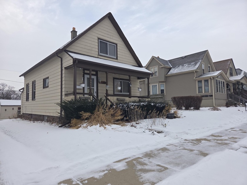 Welcome to up-and-coming Cudahy! This inviting 3-bedroom, 2-bath - Beach Home for sale in Cudahy, Wisconsin on Beachhouse.com