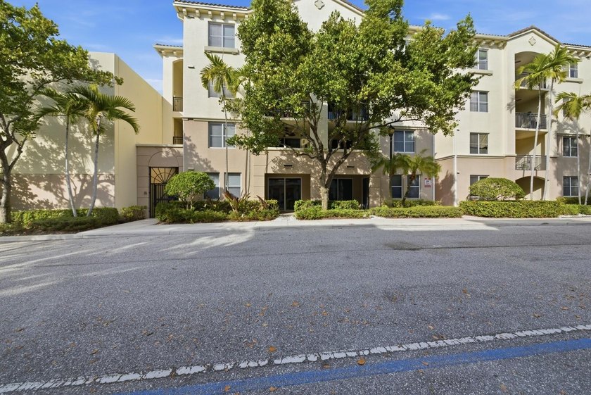 Welcome home to this immaculately kept, beautiful 1-bedroom - Beach Condo for sale in Boynton Beach, Florida on Beachhouse.com