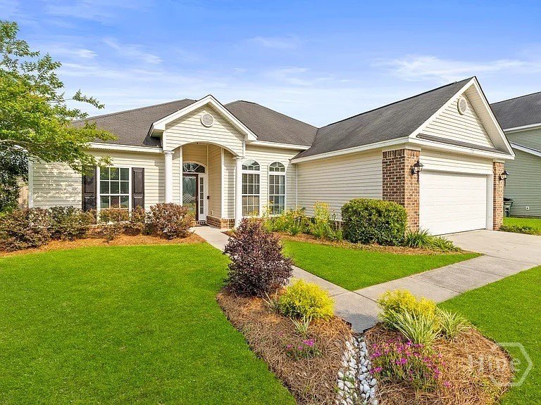 Welcome to this charming home in the Stonebridge community! - Beach Home for sale in Savannah, Georgia on Beachhouse.com