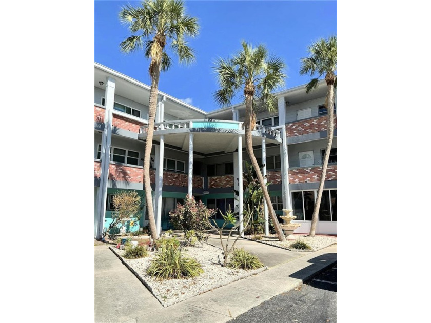 Simply wonderful....! Popular 2 Bed 2 Bath floorplan updated - Beach Condo for sale in Kenneth City, Florida on Beachhouse.com