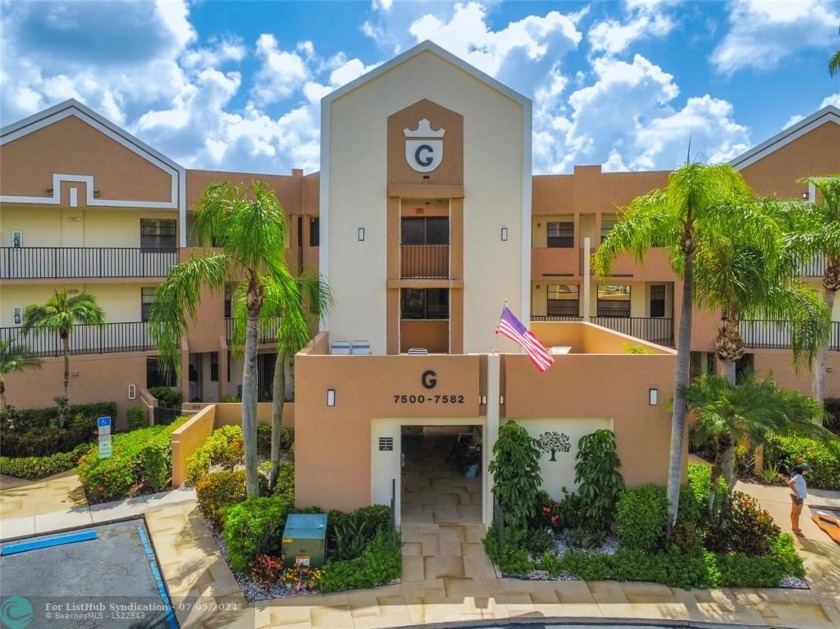Come and see this beautiful and very spacious 3rd floor - Beach Condo for sale in Tamarac, Florida on Beachhouse.com