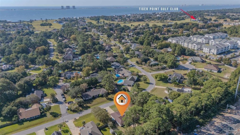 Restaurants, Shopping, Golf Course, and boat launch. This - Beach Home for sale in Gulf Breeze, Florida on Beachhouse.com