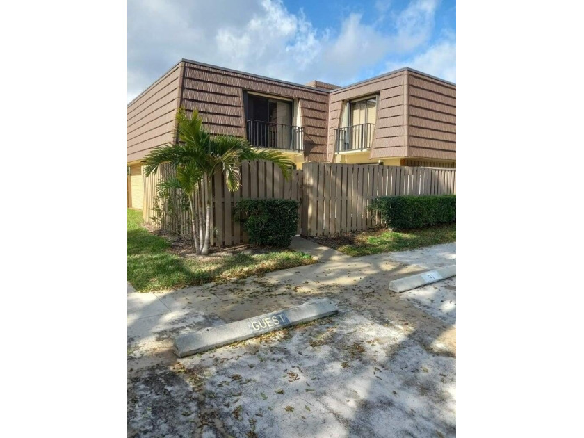 Welcome to this spacious 2-bedroom, 2.5-bath townhome located in - Beach Townhome/Townhouse for sale in Palm Beach Gardens, Florida on Beachhouse.com