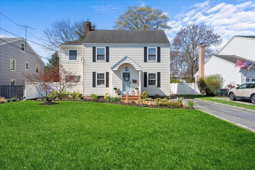Welcome to 26 Seafield Lane - A Timeless Colonial in the Heart - Beach Home for sale in Bay Shore, New York on Beachhouse.com