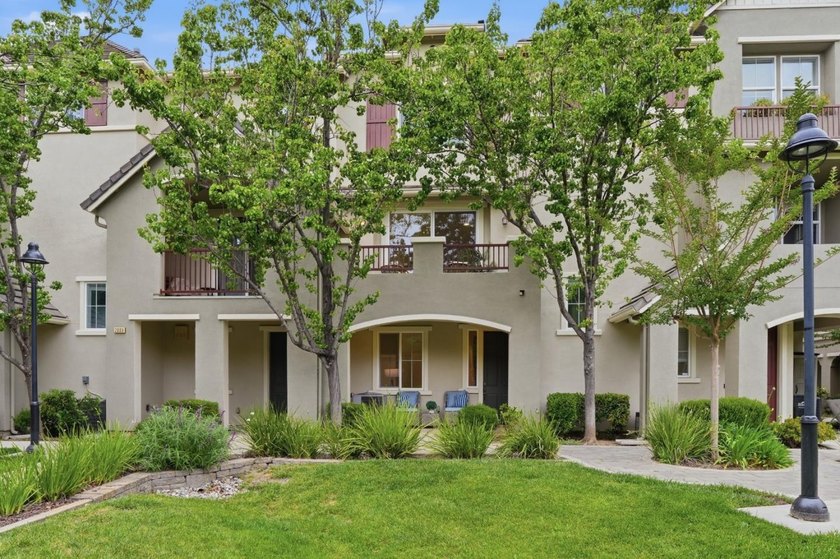 A rare find facing the courtyard of the complex away from the - Beach Townhome/Townhouse for sale in San Jose, California on Beachhouse.com