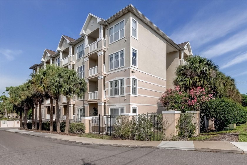 Light & bright 2-bedroom, 2-bath condo offers easy living in the - Beach Condo for sale in Clearwater, Florida on Beachhouse.com