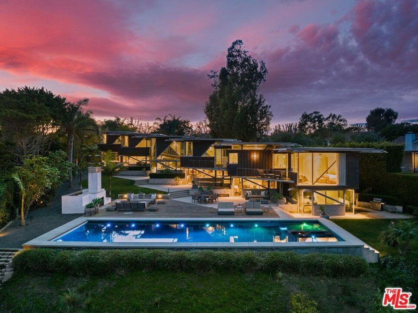 Ocean views, lush natural light, and dramatic angles animate the - Beach Home for sale in Malibu, California on Beachhouse.com