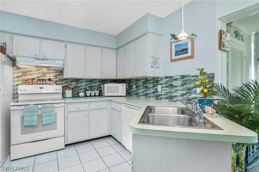 WOW! Welcome to Hidden Gardens, a 55+ community located in the - Beach Condo for sale in Fort Myers, Florida on Beachhouse.com