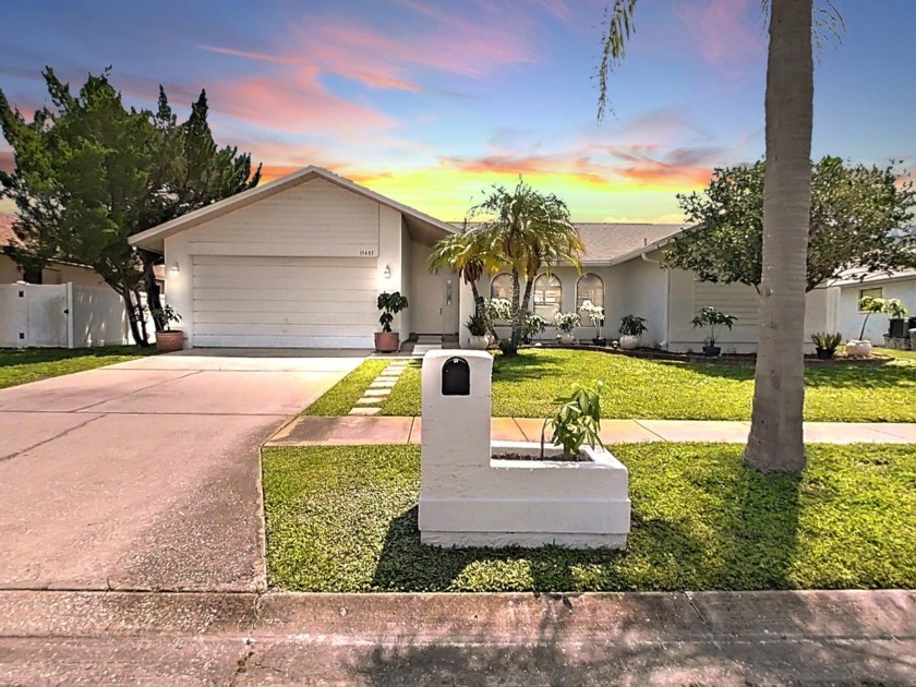 LAKESIDE ESTATES - 3 bedrooms, 2 bath POOL home with screened - Beach Home for sale in Largo, Florida on Beachhouse.com