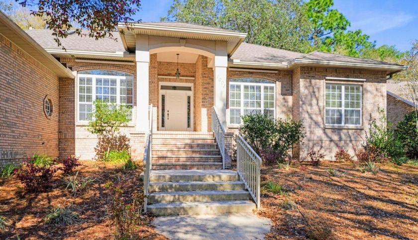 Wow! Look! This one is a show stopper! Clean, bright, welcoming - Beach Home for sale in Niceville, Florida on Beachhouse.com