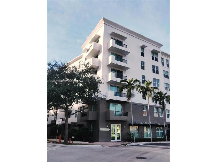 Stunning 2/2 unit in desirable Lauderdale One. Split floor plan - Beach Condo for sale in Fort Lauderdale, Florida on Beachhouse.com