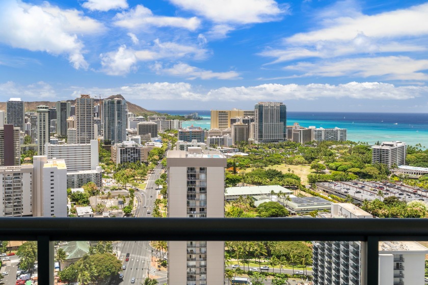 LUXURY 2-Bed Condo, Kitchen, Wi-Fi, Parking, WD, AC, LEGAL - Beach Vacation Rentals in Honolulu, Hawaii on Beachhouse.com