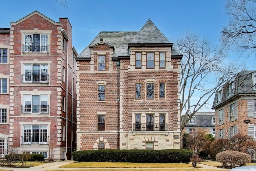 Set within Evanston's landmark Kingston building, this - Beach Condo for sale in Evanston, Illinois on Beachhouse.com