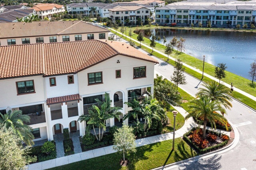 Coveted end unit on premium lot w/lake views! Impeccably - Beach Townhome/Townhouse for sale in Palm Beach Gardens, Florida on Beachhouse.com