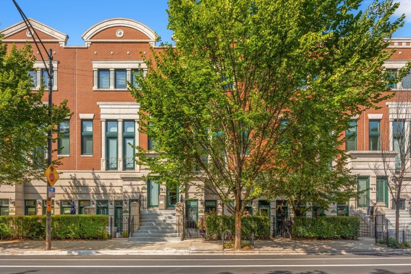 This stunning 3 Bedroom, 2.5 Bath Dickens Model townhome at the - Beach Townhome/Townhouse for sale in Chicago, Illinois on Beachhouse.com