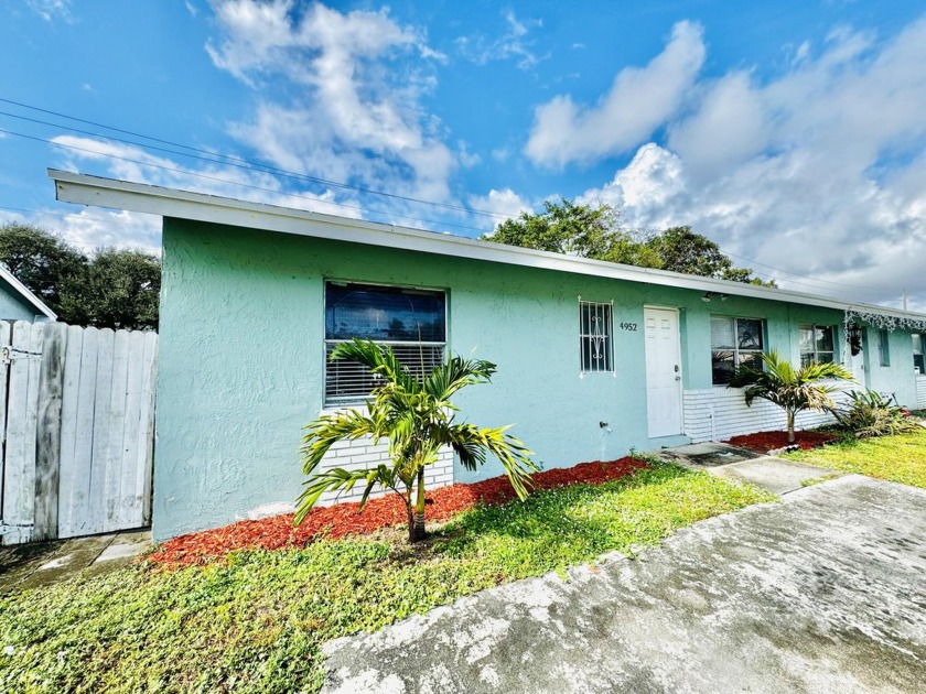 OPPORTUNITY AWAITS! This 2-bedroom, 2-bathroom corner-unit villa - Beach Home for sale in West Palm Beach, Florida on Beachhouse.com