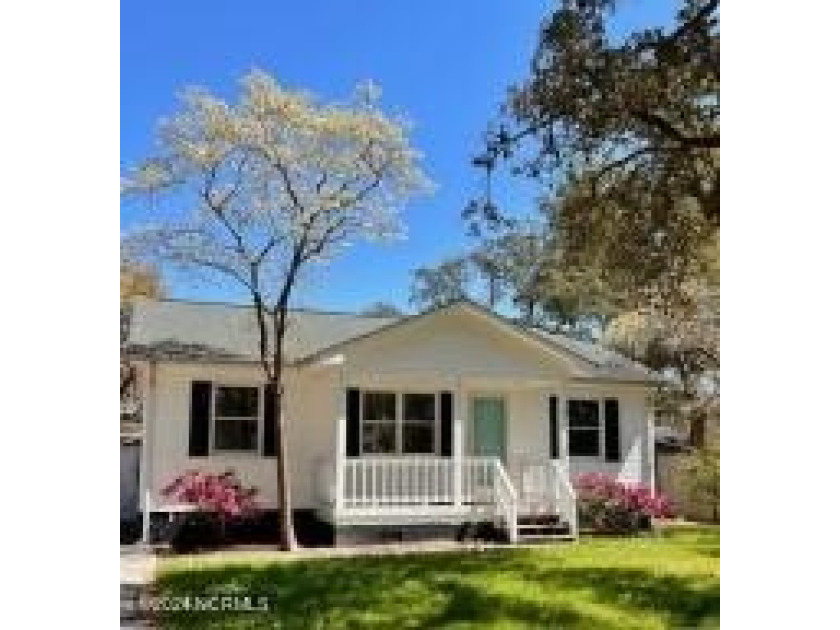 Newly renovated transitional home with large front porch, rear - Beach Home for sale in Oak Island, North Carolina on Beachhouse.com