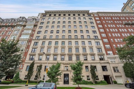 Luxurious, updated 10th floor coop on East Lake Shore Drive - Beach Home for sale in Chicago, Illinois on Beachhouse.com