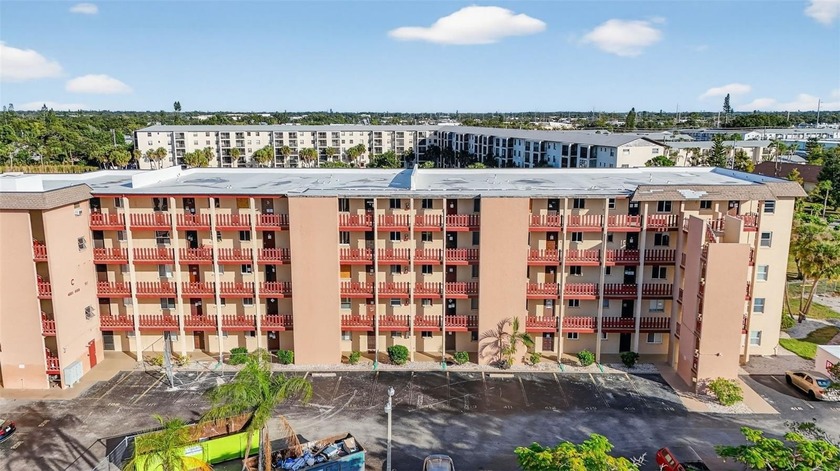 Investor Alert! This top-floor condo offers stunning lake views - Beach Condo for sale in Bradenton, Florida on Beachhouse.com