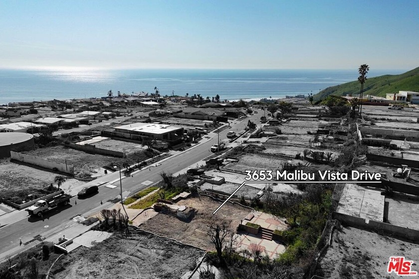 Set in the famed Sunset Mesa, this enticing lot offers the - Beach Lot for sale in Malibu, California on Beachhouse.com