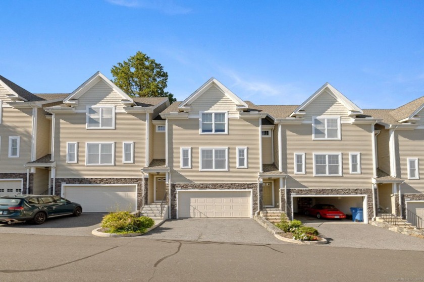 Motivated sellers! This stunning 2-bedroom, 3-bath townhouse - Beach Condo for sale in Shelton, Connecticut on Beachhouse.com