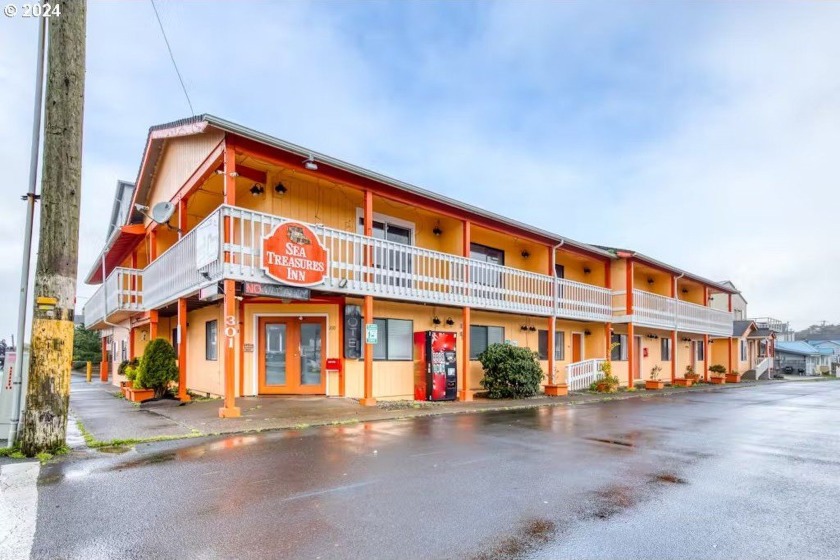 Opportunity to own the turn-key 15 unit Sea Treasures Inn - Beach Commercial for sale in Rockaway Beach, Oregon on Beachhouse.com