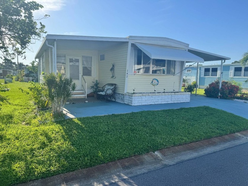 Welcome to this charming 1973 single-wide home with an extension - Beach Home for sale in Bradenton, Florida on Beachhouse.com