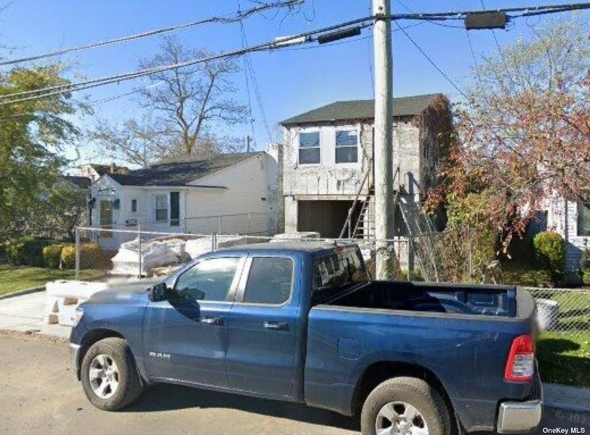 This home is on a quiet street with the Beach just minutes away - Beach Home for sale in East Rockaway, New York on Beachhouse.com