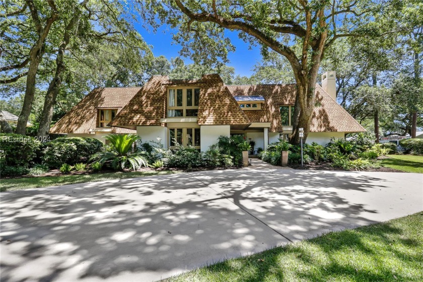 3rd Row Gem! Lovingly Restored & Maintained! An Entertainer's - Beach Home for sale in Hilton Head Island, South Carolina on Beachhouse.com