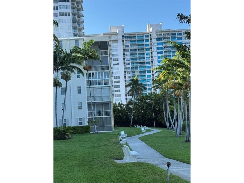 COME AND  SEE THIS BEAUTIFUL 2 BEDROOM  2  BATHROOM CORNER CONDO - Beach Condo for sale in Aventura, Florida on Beachhouse.com