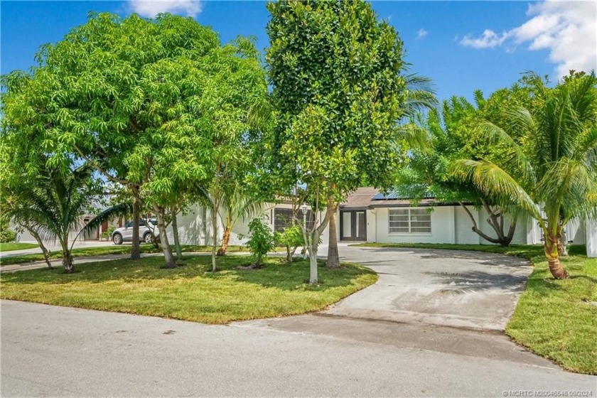 This stunning move in ready oasis offers the perfect blend of - Beach Home for sale in Palm Beach Gardens, Florida on Beachhouse.com