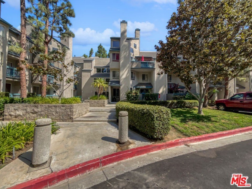 Welcome to a charming property that boasts a cozy fireplace - Beach Townhome/Townhouse for sale in San Pedro, California on Beachhouse.com