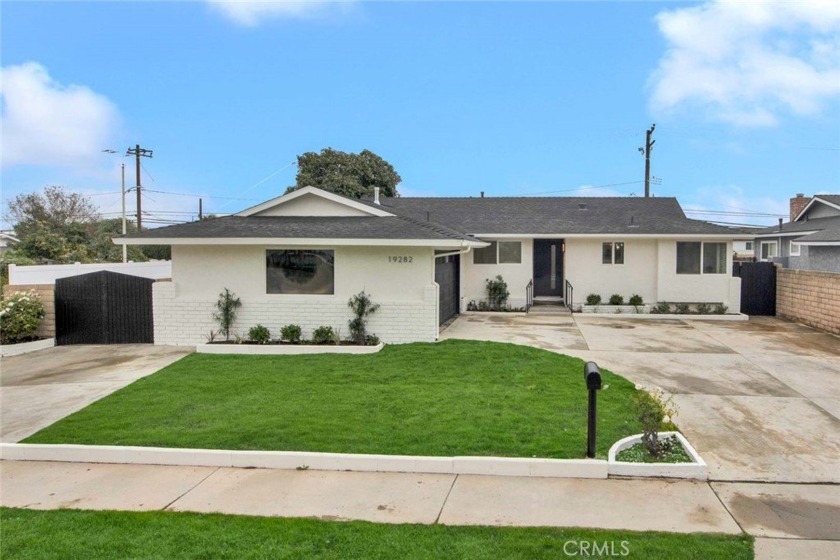 This 3 bed 2.5 bath home has been completely remodeled.  The - Beach Home for sale in Huntington Beach, California on Beachhouse.com