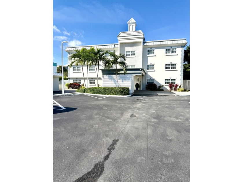 Wow! The best deal in Lauderdale-by-the-Sea! This beautifully - Beach Condo for sale in Lauderdale By The Sea, Florida on Beachhouse.com