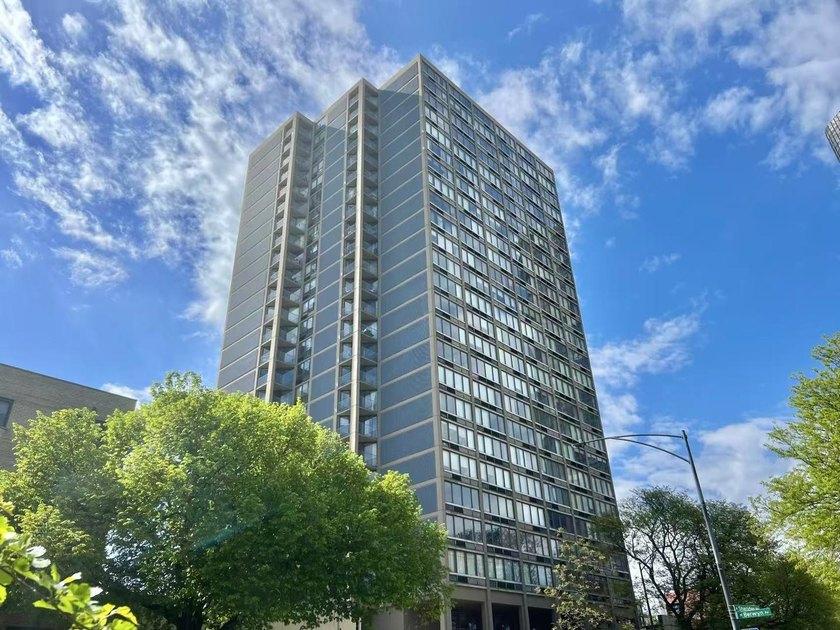Attention deal seekers! Breathtaking lake view 2b2b condo with - Beach Condo for sale in Chicago, Illinois on Beachhouse.com