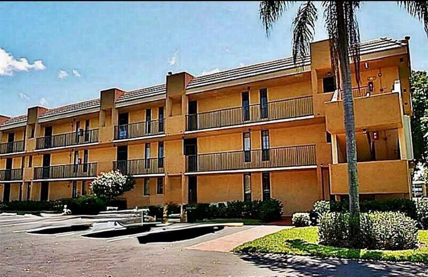 Active Adult Community Move In Ready Condo Awaits You! Knockdown - Beach Condo for sale in Margate, Florida on Beachhouse.com