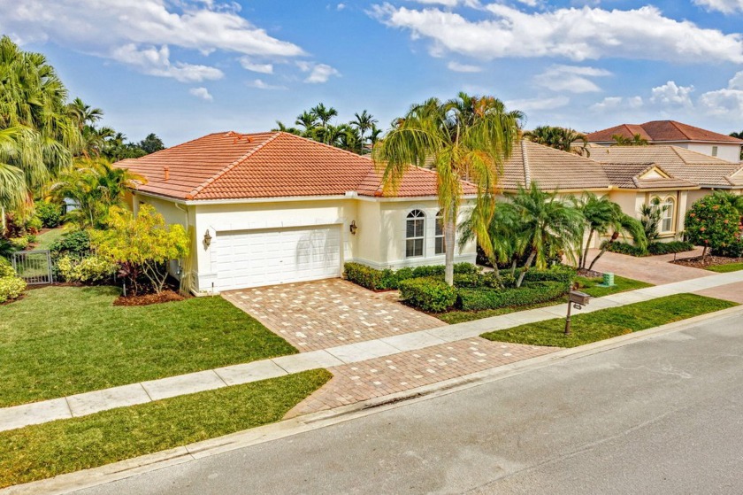 One-Level 3 BR + Den CBS home on a premium pie-shaped, lakefront - Beach Home for sale in Palm Beach Gardens, Florida on Beachhouse.com