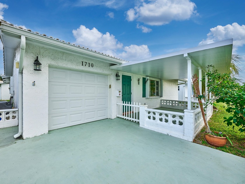 MOVE-IN READY! Pet Friendlyl! This is the largest 2/2/1 w/ the - Beach Home for sale in Boynton Beach, Florida on Beachhouse.com