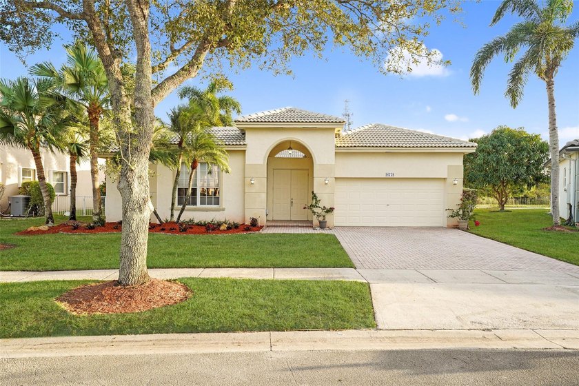 Beautifully upgraded and move-in ready! This desirable Villa - Beach Home for sale in Pembroke Pines, Florida on Beachhouse.com