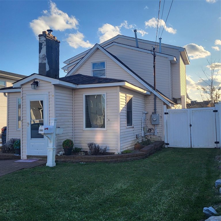Don't miss this cute well-maintained Expanded Cape located south - Beach Home for sale in Lindenhurst, New York on Beachhouse.com