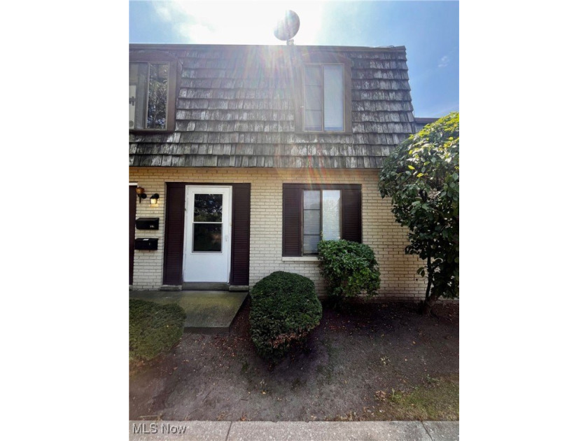 Welcome to this beautiful Condo in Cambridge Villages! This home - Beach Condo for sale in Painesville, Ohio on Beachhouse.com