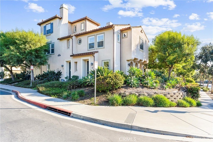 Step inside and discover this charming 2 bedroom, 2.5 bath end - Beach Townhome/Townhouse for sale in San Clemente, California on Beachhouse.com