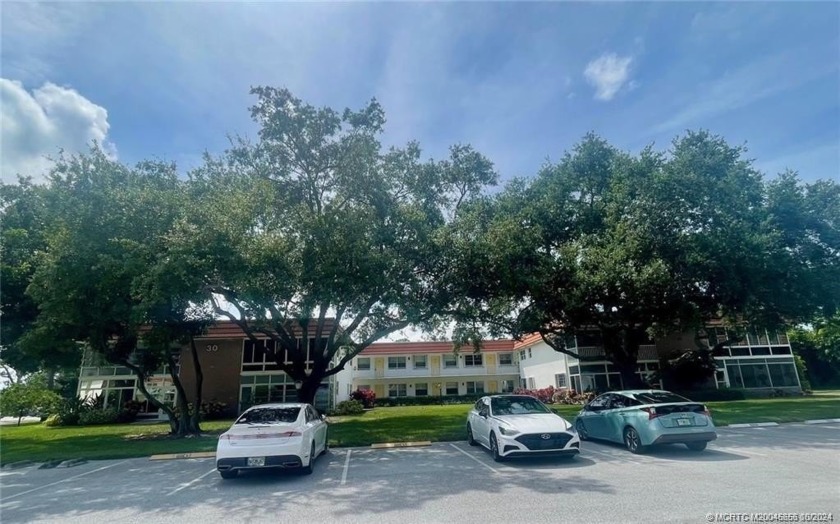 2/2 2nd floor A Model condo w/ newer almond
kitchen cabinets - Beach Condo for sale in Stuart, Florida on Beachhouse.com