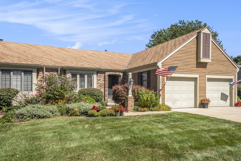 STUNNING 2-BEDROOM CONDO LOCATED IN DESIRABLE DOGWOOD MEADOWS - - Beach Condo for sale in Ferrysburg, Michigan on Beachhouse.com