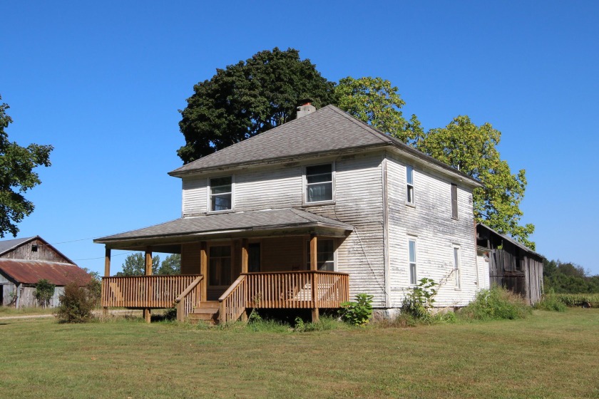 2 Acres, ''Fixer-upper''. Classic farm house is built solid - Beach Home for sale in Vicksburg, Michigan on Beachhouse.com