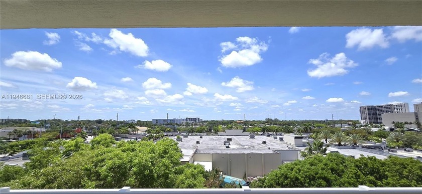 LOWEST-PRICED 3-BEDROOM CORNER UNIT IN THE HEART OF AVENTURA! - Beach Condo for sale in Aventura, Florida on Beachhouse.com
