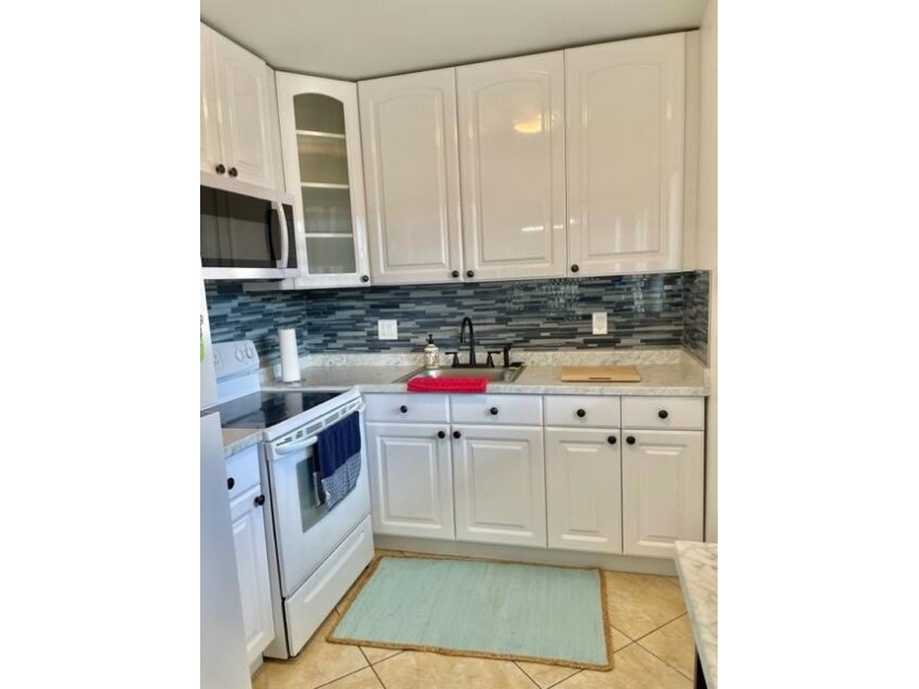 Best Value 2-bedroom unit in Murry Hills. Amazing kitchen with - Beach Condo for sale in Lake Worth Beach, Florida on Beachhouse.com