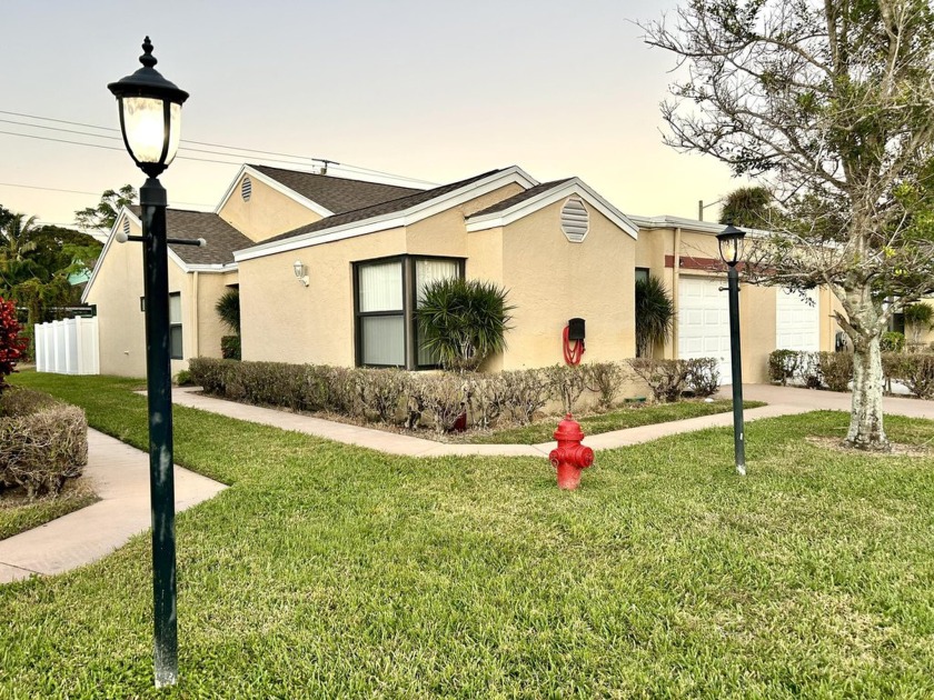 Beautiful and spacious 3 BR / 2 Bath end unit Villa with one-car - Beach Townhome/Townhouse for sale in West Palm Beach, Florida on Beachhouse.com